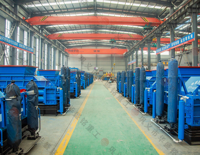 处理建筑废料用什么设备？破碎红砖用双齿辊破碎机好吗？